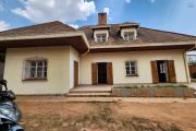 À vendre une villa à étage de type F5 avec mezzanine située à Ankadikely Ilafy sur un terrain de 663m2 bord de route goudronnée