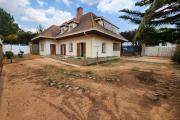 À vendre une villa à étage de type F5 avec mezzanine située à Ankadikely Ilafy sur un terrain de 663m2 bord de route goudronnée