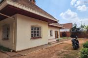À vendre une villa à étage de type F5 avec mezzanine située à Ankadikely Ilafy sur un terrain de 663m2 bord de route goudronnée