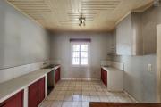 À vendre une villa à étage de type F5 avec mezzanine située à Ankadikely Ilafy sur un terrain de 663m2 bord de route goudronnée