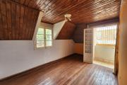 À vendre une villa à étage de type F5 avec mezzanine située à Ankadikely Ilafy sur un terrain de 663m2 bord de route goudronnée