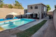 À louer une villa meublée contemporaine à étage de type F4 avec piscine non loin de l'école primaire française C et l'école Georges Brassens sise à Ambohibao. (NON DISPONIBLE)