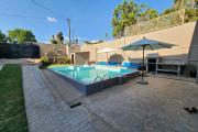 À louer une villa meublée contemporaine à étage de type F4 avec piscine non loin de l'école primaire française C et l'école Georges Brassens sise à Ambohibao. (NON DISPONIBLE)