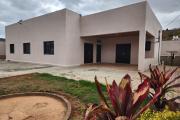 À vendre : Villa neuve et moderne de plain-pied, de type F5, située dans le quartier calme et résidentiel d'Angodongodona, Iavoloha. Sur un terrain de 700m2