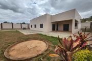 À vendre : Villa neuve et moderne de plain-pied, de type F5, située dans le quartier calme et résidentiel d'Angodongodona, Iavoloha. Sur un terrain de 700m2