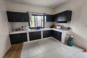 À vendre : Villa neuve et moderne de plain-pied, de type F5, située dans le quartier calme et résidentiel d'Angodongodona, Iavoloha. Sur un terrain de 700m2