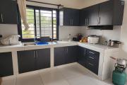 À vendre : Villa neuve et moderne de plain-pied, de type F5, située dans le quartier calme et résidentiel d'Angodongodona, Iavoloha. Sur un terrain de 700m2
