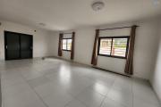 À vendre : Villa neuve et moderne de plain-pied, de type F5, située dans le quartier calme et résidentiel d'Angodongodona, Iavoloha. Sur un terrain de 700m2