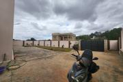 À vendre : Villa neuve et moderne de plain-pied, de type F5, située dans le quartier calme et résidentiel d'Angodongodona, Iavoloha. Sur un terrain de 700m2