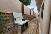 À vendre : Villa neuve et moderne de plain-pied, de type F5, située dans le quartier calme et résidentiel d'Angodongodona, Iavoloha. Sur un terrain de 700m2