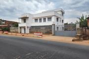 À louer une maison à étage de type F5 pour usage mixte bord de route nationale 4 sur Andakana Anosiala.
