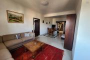 À louer un appartement de type T6 en duplex meublé et équipé au 3eme étage d'un immeuble de R+4 bien situé et sécurisé, bord de route principale à 3 minutes de l'aéroport et proximité de toutes les commodités sise à Ivato.