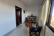 À louer un appartement de type T6 en duplex meublé et équipé au 3eme étage d'un immeuble de R+4 bien situé et sécurisé, bord de route principale à 3 minutes de l'aéroport et proximité de toutes les commodités sise à Ivato.