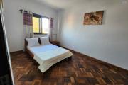 À louer un appartement de type T6 en duplex meublé et équipé au 3eme étage d'un immeuble de R+4 bien situé et sécurisé, bord de route principale à 3 minutes de l'aéroport et proximité de toutes les commodités sise à Ivato.