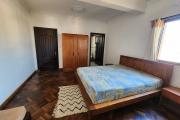 À louer un appartement de type T6 en duplex meublé et équipé au 3eme étage d'un immeuble de R+4 bien situé et sécurisé, bord de route principale à 3 minutes de l'aéroport et proximité de toutes les commodités sise à Ivato.