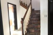 À louer un appartement de type T6 en duplex meublé et équipé au 3eme étage d'un immeuble de R+4 bien situé et sécurisé, bord de route principale à 3 minutes de l'aéroport et proximité de toutes les commodités sise à Ivato.