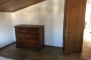 À louer un appartement de type T6 en duplex meublé et équipé au 3eme étage d'un immeuble de R+4 bien situé et sécurisé, bord de route principale à 3 minutes de l'aéroport et proximité de toutes les commodités sise à Ivato.