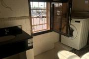 À louer un appartement de type T6 en duplex meublé et équipé au 3eme étage d'un immeuble de R+4 bien situé et sécurisé, bord de route principale à 3 minutes de l'aéroport et proximité de toutes les commodités sise à Ivato.