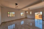 À louer un appartement neuf jamais habiter de type T3 dans un quartier résidentiel non loin de l'école anglophone Vision Valley et la nouvelle rocade d'Andranotapahana sise à Amboropotsy Talatamat. (NON DISPONIBLE)