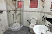 location d'un immeuble avec 2 appartements T4 et 1 appartement T3 en bord de la route à Soanierana
