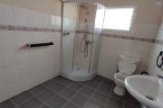 location d'un immeuble avec 2 appartements T4 et 1 appartement T3 en bord de la route à Soanierana