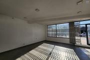 A louer espace commercial ou professionnel 42m2 de standing au rez-de-chaussée-de-chaussée avec parking privé bord de route principale très passante sur Ambohibao.