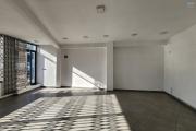 A louer espace commercial ou professionnel 42m2 de standing au rez-de-chaussée-de-chaussée avec parking privé bord de route principale très passante sur Ambohibao.