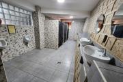 A louer espace commercial ou professionnel 42m2 de standing au rez-de-chaussée-de-chaussée avec parking privé bord de route principale très passante sur Ambohibao.