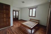 Pur vos projets professionnels ou personnels, OFIM loue une villa F6 avec des chambres attenantes sur Talatamaty en bord de route. NON DISPONIBLE