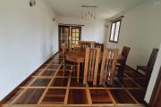 Pur vos projets professionnels ou personnels, OFIM loue une villa F6 avec des chambres attenantes sur Talatamaty en bord de route. NON DISPONIBLE