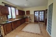Pur vos projets professionnels ou personnels, OFIM loue une villa F6 avec des chambres attenantes sur Talatamaty en bord de route. NON DISPONIBLE