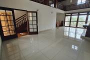 Pur vos projets professionnels ou personnels, OFIM loue une villa F6 avec des chambres attenantes sur Talatamaty en bord de route. NON DISPONIBLE