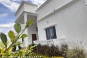Vend un propri&eacute;t&eacute; avec deux villa plain-pied neuve mitoyennes &agrave; mandrosoa ivato . Contact Mr Jacky