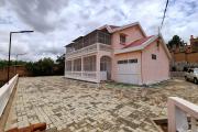 OFIM Immobilier vend une propriété de 800m2 contenant une villa F5 sur 250m2 de surface bâtie sur Iavoloha.