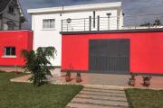 À louer une villa moderne récemment construite à étage de type F5 dans un quartier calme avec l’air pure et belle vue dégagée sur le golfe du rova, sise à Anosiala Ambohidratrimo