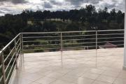 À louer une villa moderne récemment construite à étage de type F5 dans un quartier calme avec l’air pure et belle vue dégagée sur le golfe du rova, sise à Anosiala Ambohidratrimo
