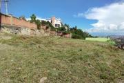 Beau terrain de 875 m2, entièrement clôturé, viabilisé, magnifique vue sur Ambatomaro- Antananarivo