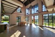 &Agrave; louer une villa neuve style traditionnelle de type F6 sur un terrain bien am&eacute;nag&eacute; de 3 500m2 avec vue d&eacute;gag&eacute;e sur le lac et acc&egrave;s facile &agrave; Mandrosoa Ivato. LOUER