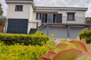 OFIM met en vente une maison F5 sur Ambohidratrimo. Surface habitable 179m2 bâtie sur un terrain de 544m2.