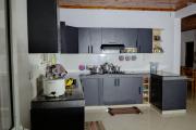 OFIM met en vente une maison F5 sur Ambohidratrimo. Surface habitable 179m2 bâtie sur un terrain de 544m2.