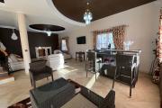 Une villa F5 meublée avec grand jardin à By pass Ambohimankakely