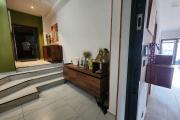 À louer un appartement meublé de standing type F3 avec rooftop privatif sise à Androhibe dans une résidence hautement sécurisée.