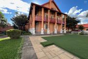 Une grande villa F6 de type traditionnelle avec piscine à Ankadifotsy