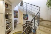 OFIM immobilier offre en location un beau T4 en duplex de 300m2 en surface habitable meublé et équipé dans une résidence sécurisé H24 sur Ivandry.