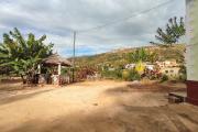 A VENDRE , une propriété avec une maison  F4 sur un terrain de 2213m2 à 50m de la RN2 à Ambohimalaza