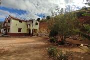 A VENDRE , une propriété avec une maison  F4 sur un terrain de 2213m2 à 50m de la RN2 à Ambohimalaza