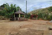 A VENDRE , une propriété avec une maison  F4 sur un terrain de 2213m2 à 50m de la RN2 à Ambohimalaza