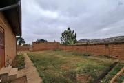 Villa F4 en location sur Ambohitrarahaba à environ 2 minutes de la route principale et moins de10min du lycée français