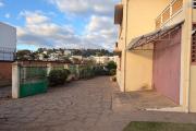 OFIM propose en location deux villas mitoyennes à usage professionnelle sur Antsakaviro en bord de route avec un grand parking.