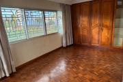 OFIM propose en location deux villas mitoyennes à usage professionnelle sur Antsakaviro en bord de route avec un grand parking.
